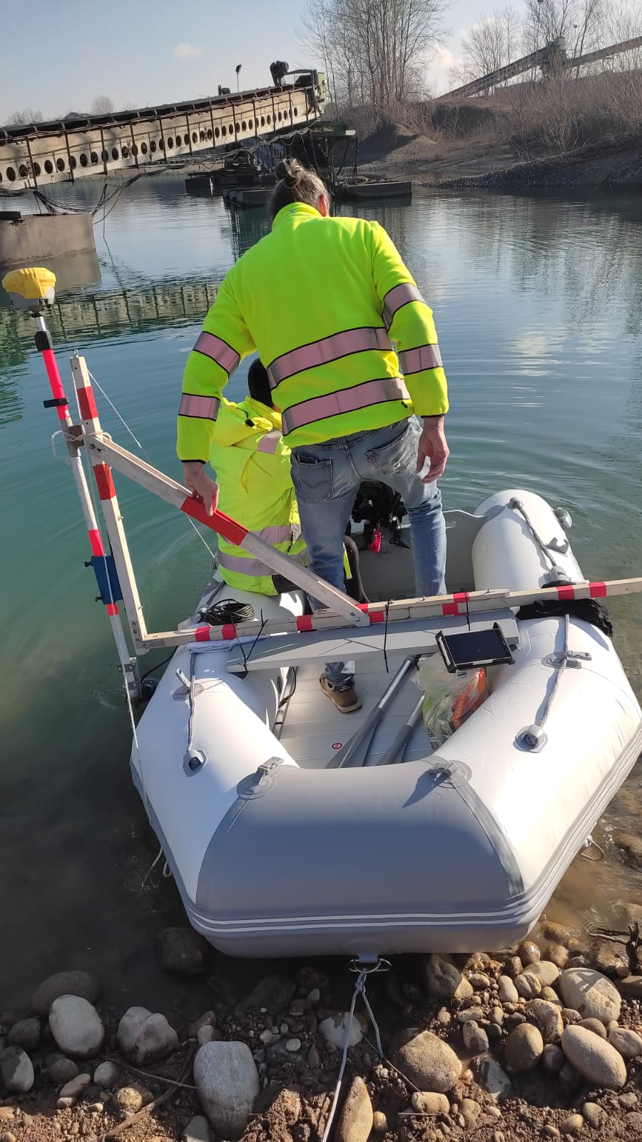 Operazioni di rilievo fondale con ecoscandaglio