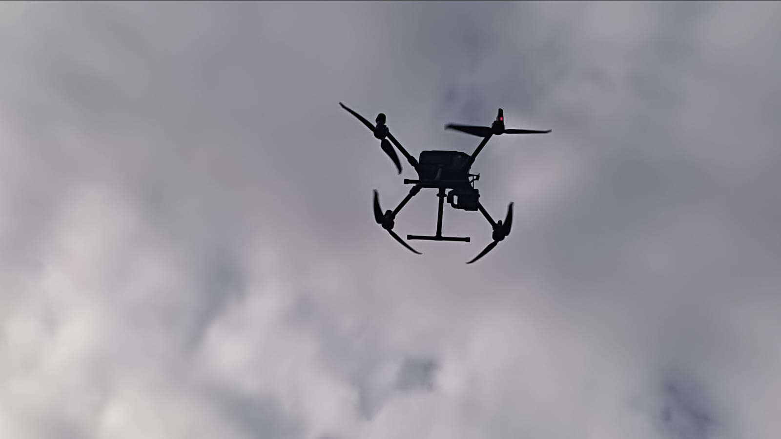 Drone in volo durante rilievo aereo