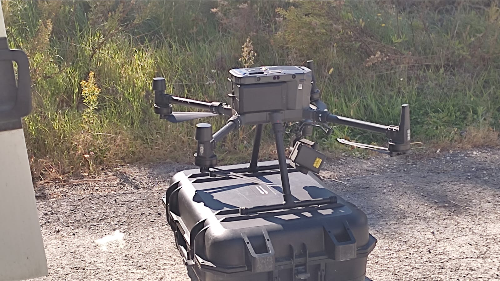 Drone professionale su area operativa