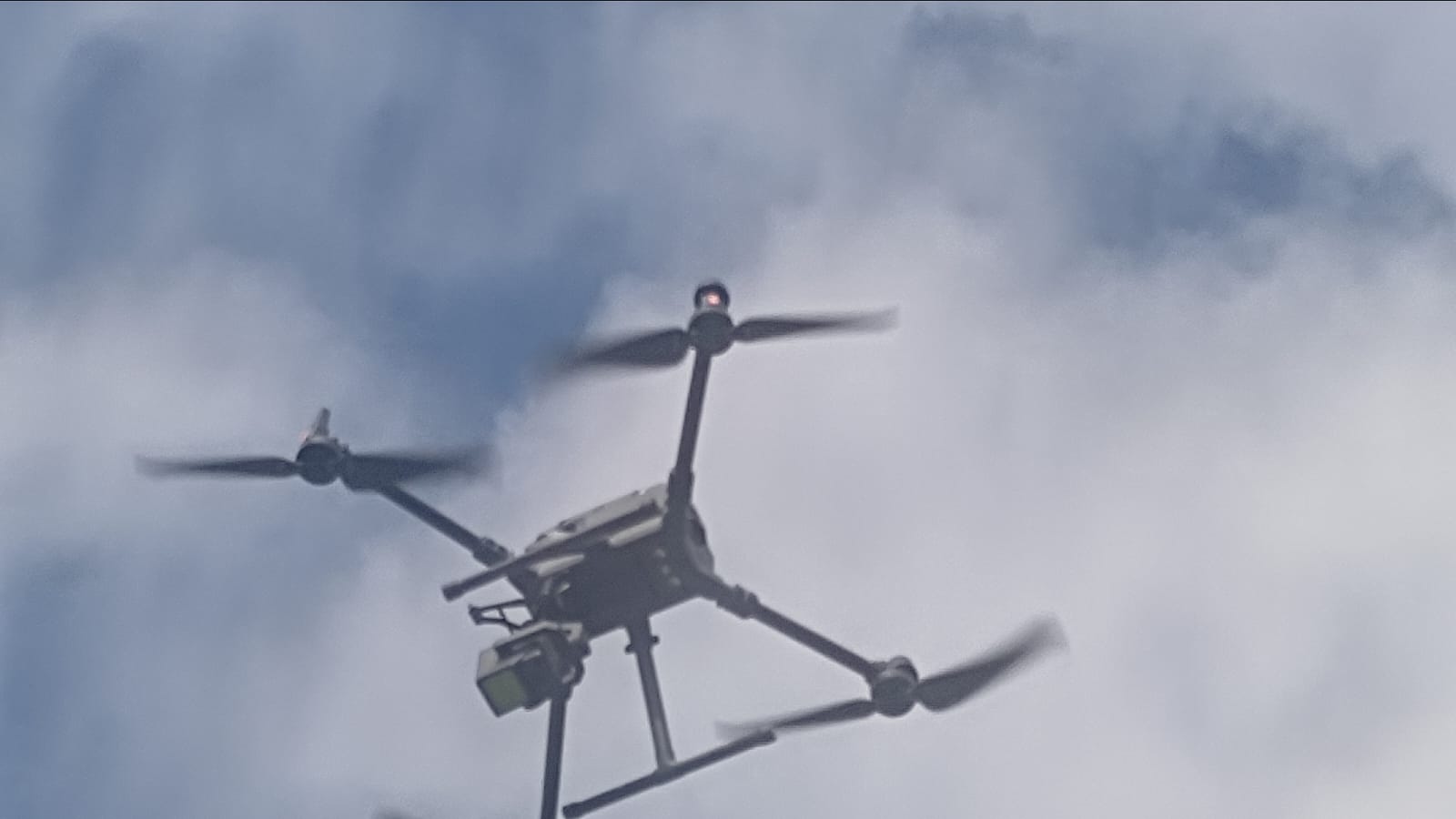 Drone in volo con sensore
