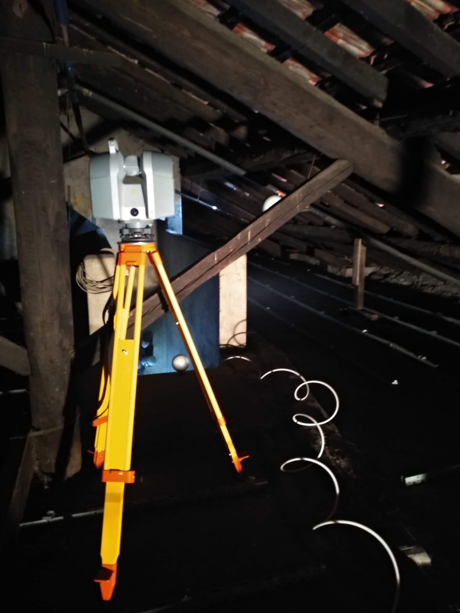 Laser scanner in sottotetto ligneo