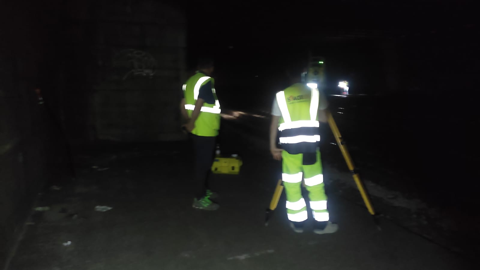 Rilievo topografico notturno con stazione totale