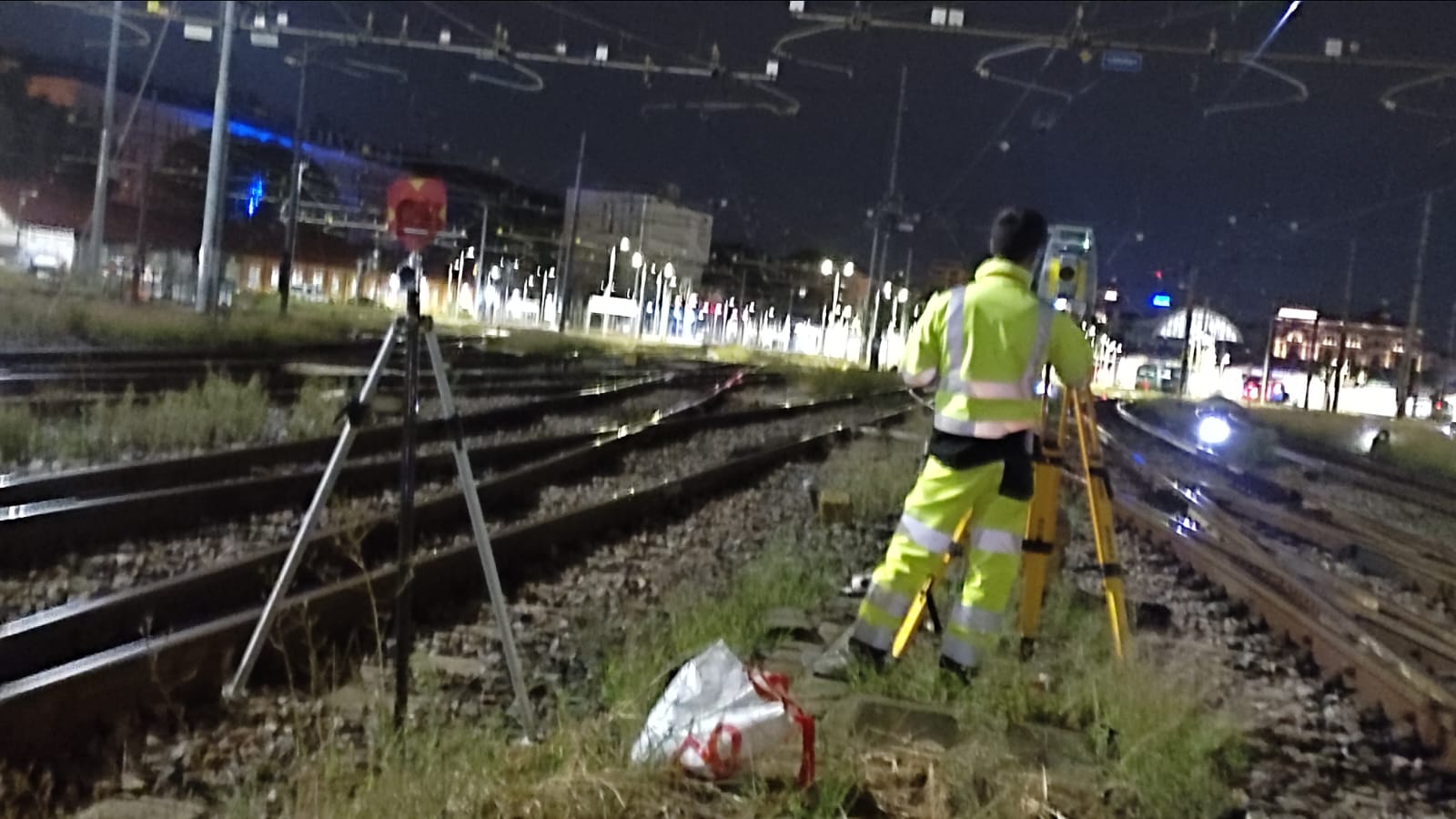 Rilievo ferroviario notturno